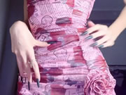 擁有完美乳房嫩妹 超能電磁爐神教教主