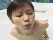 香港小乳淫女在浴室裡淋浴